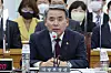 Defense Minister Lee Jong-sup addresses lawmakers during a meeting of the National Assembly's Defense Committee in Yeouido, western Seoul on Wednesday. [YONHAP]