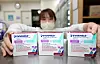 A worker at Seoul National University Hospital in Jongno District, central Seoul, on Monday shows Evusheld, an antibody treatment from AstraZeneca for immunocompromised patients. The Korean government allowed injections of the medicine starting Monday. [YONHAP]