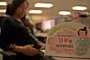 A sign reads, 'I am an expectant mother taking a break' on the desk of an employee of Samsung Fire and Marine Insurance company in a file photo. [JOONGANG PHOTO]