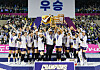 Gimcheon Korea Expressway Hi-Pass's Khat Bell, center right, lifts the V League championship trophy with head coach Kim Jong-min following a 3-2 victory over the Incheon Heungkuk Life Pink Spiders in the fifth leg of the series at Incheon Samsan World Gymnasium in Incheon on Thursday. [NEWS1]