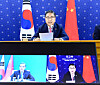 Foreign Minister Park Jin, top and bottom right, in a video conference call with China's Foreign Minister Wang Yi, bottom left, on May 16. [NEWS1]