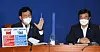 Flanked by ruling Democratic Party (DP) floor leader Yoon Ho-joong, Rep. Song Young-gil, DP leader, speaks about the highly controversial revision to the Media Arbitration Act on August 23. After facing strong opposition at home and even from abroad, the DP took a step back and agreed to discuss the revised bill with the opposition before voting on it on September 27. [KIM KYUNG-ROK]