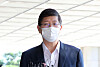 Rep. Kim Hong-gul, youngest son of late President Kim Dae-jung, enters the Seoul Central District Prosecutors' Office on Oct. 10, 2020, to be investigated about election law violations. The prosecution indicted Kim, an independent lawmaker who was expelled by the ruling Democratic Party last month, on Wednesday.  [YONHAP]