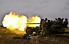 Ukrainian servicemen fire artillery during an anti-drone drill in the Chernihiv region in northern Ukraine on Nov. 11. [AFP/YONHAP]