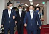 Finance Minister Hong Nam-ki, right, heads to a meeting of ministers at the government complex in Seoul on Tuesday. [YONHAP]