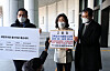 Rep. Jun Joo-hyae, center, of the main opposition People Power Party (PPP), flanked by PPP Rep. Thae Yong-ho, left, and legal adviser Kwon Oh-hyeon, walks up to the Supreme Prosecutors' Office in southern Seoul on Jan. 13, to deliver a complaint accusing Kim Jin-wook, chief of the Corruption Investigation Office for High-ranking Officials (CIO), and others of abusing their power by surveilling 93 PPP representatives and making bogus reports. [NEWS1]