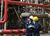 Field workers at S-Oil's factory wear camera-equipped smart helmets. [S-OIL]