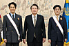 President Yoon Suk-yeol, center, presents the Geumgwan Order of Cultural Merit to actor Lee Jung-jae, left, and director Hwang Dong-hyuk, at an award ceremony at the Yongsan presidential office in central Seoul Tuesday. Lee and Hwang of Netflix’s 2021 dystopian hit series “Squid Game” won the prizes for Outstanding Lead Actor and Outstanding Directing, respectively, in a Drama Series at the 74th Emmy Awards in September. [JOINT PRESS CORPS]
