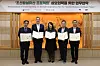 From left, Director Jeong Yong-jae of the National Palace Museum of Korea, Christoph Heinrich, director of the Denver Art Museum, Sooa Im McCormick, a curator at the Cleveland Museum of Art, Jeon Seung-chang, director of the Amorepacific Museum of Art, and Kang Myung-ho, director of the Gyeonggi Ceramic Museum, pose for a photograph at the National Palace Museum of Korea on Tuesday after signing a memorandum of understanding on mutual cooperation for the 'Joseon Dynasty Heritage Project.' [KHS]