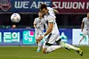Jeonbuk Hyundai Motor's Stanislav Iljutcenko tries a header against Suwon FC on Sunday at Suwon Stadium in Suwon, Gyeonggi. [NEWS1]