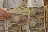 An employee holds yen bills at Hana Bank's Counterfeit Notes Response Center in Jung District, central Seoul on Wednesday. [YONHAP]