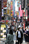 Until-recently empty streets in Myeong-dong, in central Seoul, are packed with visitors and tourists Thursday. [YONHAP]