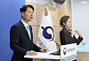 Food and Drug Safety Minister Kim Gang-lip briefs the press on authorization of the use of Moderna vaccines in Korea on Friday at the agency's office in Cheongju, North Chungcheong. [YONHAP]