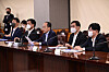 Finance Minister Choo Kyung-ho, center, and Bank of Korea Gov. Rhee Chang-yong, second from right, at the joint meeting held in central Seoul on Thursday. [YONHAP]