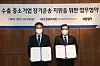 Bae Jae-hoon, HMM CEO, right, and Kim Hak-do, president of Korea SMEs and Startup Agency, after agreeing to a program to help small-and-mid-sized companies export, in central Seoul on Friday [HMM]