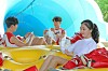 Employees working at Caribbean Bay, a water park located in Yongin, Gyeonggi, demonstrate how to store masks in complimentary plastic bags on June 4 prior to the park's official opening.  [NEWS1]