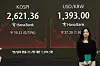 A screen in Hana Bank's trading room in central Seoul shows the Kospi closing at 2,621.36 points on May 15, down 5.82 points, or 0.79 percent, from the previous trading session. [NEWS1]