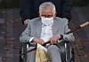 Lee Man-hee, the leader of the Shincheonji Church of Jesus, which was at the center of the early coronavirus outbreak in Korea, is released from a detention center in Suwon on Nov. 12, 2020, after a local court granted him bail, citing his deteriorating health. [YONHAP]