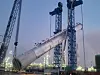 A distillation tower is installed at the Shaheen petrochemical project site in Ulsan on March 27. [HYUNDAI CONSTRUCTION & ENGINEERING]