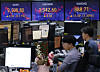 Screens in Hana Bank's trading room in central Seoul show the Kospi closing at 2,508.8 points on Monday, up 0.17 percent, or 4.3 points, from the previous trading session. The local currency ended at 1,342.6 won against the dollar, up 4.3 won from the previous session's close, to yield the most ground to the dollar since Nov. 23. [YONHAP]