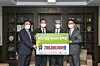 S-Oil CEO Hussain Al-Qahtani, third from left, holds a banner celebrating the donation on Wednesday at the company's headquarters in Mapo District, western Seoul. [S-OIL]