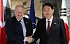 President Yoon Suk-yeol, right, and British Prime Minister Boris Johnson meet on the sidelines of the NATO Summit in Madrid, Spain on Thursday. [JOINT PRESS CORPS]