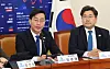 DP Rep. Jang Kyung-tae making a statement at the party's meeting on Wednedsay at the National Assembly. [YONHAP]