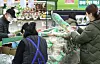 Consumers shop in the produce section at a local mart in Seoul on Friday. The price of food used in Lunar New Year celebrations have been rising rapidly, including eggs. [YONHAP]