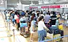 Travelers wait in long lines at Incheon International Airport on Wednesday. [YONHAP]