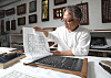 Kim Gak-han, a holder of National Intangible Cultural Heritage for gakjajang (calligraphic engraving), works at his studio Go-One Kim Gak Han Gakja Research Center in Bangbae-dong in Seocho District, southern Seoul. [PARK SANG-MOON]