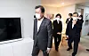 Flanked by outgoing Land Minister Kim Hyun-mee and Byeon Chang-heum, a nominee for the post, on Friday, President Moon Jae-in tours a 26-square-meter (280-square-feet) public apartment in Gyeonggi. [KIM SEONG-RYONG]