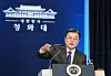 President Moon Jae-in responds to a reporter on Monday at a Blue House press conference. Moon gave a speech Monday morning to mark four years in office and held a question and answer session. [NEWS1]