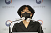 Yun Sun-jin, co-chair of the Presidential Committee on Carbon Neutrality, announces three proposals to achieve net zero carbon emissons by 2050 at the government complex in Seoul on Thursday. [YONHAP]