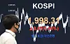 A dealer walks past an electronic signboard in the dealing room of KB Kookmin Bank in Yeouido, western Seoul, Thursday. [YONHAP]