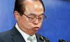 Busan Mayor Oh Keo-don holds a press conference on April 23, 2020 to admit that he sexually molested a city hall employee and announced his resignation.  [YONHAP]