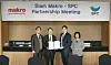 From left, SPC Samlip CEO Hwang Jong-hyun, SPC vice president Hur Hee-soo, Siam Makro Enterprise CEO Tanit Chearavanont and Siam Makro Group CEO Saowaluck Thithapant pose for the photo after signing memorandum of understanding to collaborate on bakery business development in Thailand at the InterContinental Seoul Coex hotel in southern Seoul in February. [SPC SAMLIP]