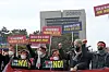 Civic groups and politicians stage a protest in front of Posco's headquarters in Pohang, North Gyeongsang, on Feb. 8 to oppose Posco's plan to locate the headquarters of a new holding unit in Seoul. [YONHAP]
