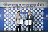 Hyundai Motor President Kim Yong-hwa, right, poses for a photo with Kim Seong-Kyu, dean of the graduate school at Seoul National University at its main campus in Gwanak District, southern Seoul, Wednesday. [HYUNDAI MOTOR]
