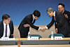 People Power Party interim leader Han Dong-hoon shakes hand with Samsung Electronics president Lee Jung-bae with SK hynix president Kim Dong-sub sitting on the left, in Suwon on Wednesday. [YONHAP]