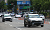 Employees at the Kia Motors Gwangju plant move finished cars to another garage without license plates attached on Wednesday. As it became difficult to mobilize car carriers due to the strike by unionized truck drivers, Kia Motors obtained a temporary driving permit and drove the finished cars directly to their new location. [YONHAP]