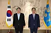 Prime Minister Han Duck-soo, right, stands beside President Yoon Suk-yeol at the presidential office in Yongsan District, central Seoul following his appointment to the post on Saturday morning. [NEWS1]