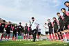 Kim Hak-bum, center, talks to players during a training session on Jeju Island on June 1. [NEWS1]