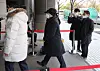Former Busan Mayor Oh Keo-don steps into a warrant hearing for his arrest on Friday. The court turned down the request. [SONG BONG-GEUN]