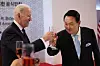President Yoon Suk-yeol, right, and U.S. President Joe Biden toast each other at the official dinner banquet at the National Museum of Korea in Yongsan District, central Seoul, Saturday, attended by some 80 dignitaries including government officials and leaders of major conglomerates. [YONHAP]