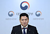 Kim Kyung-wook, a former vice land minister, in a briefing in 2019. Kim is taking office as chief of Incheon International Airport Corporation on Tuesday. [YONHAP]