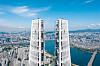 Seoul Sky, the observatory at the top of the Lotte World Tower in Songpa District, southern Seoul, said last week it is launching the ’Sky Bridge Tour“ program this Friday. The new tour is a high-altitude experience at 541 meters (1,775 feet) above ground, where visitors get to walk across the bridge that connects the two separate structures at the very top of the tower. [YONHAP]