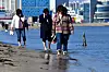 Visitors dip their feet into the waters of Songdo Beach in Pohang, North Gyeongsang, on Tuesday. Pohang's midday high reached 17.9 degrees Celsius (64.2 degrees Fahrenheit) on the same day.[NEWS1]