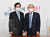 Lee Nak-yon, newly elected chairman of the ruling Democratic Party (DP), left, calls on Kim Chong-in, interim head of the opposition United Future Party (UFP), at the General Assembly in western Seoul on Tuesday. [NEWS1]