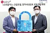 LG U+ Vice President Choi Taek-jin, left, stands with Cheon Jung-hee, founder and CEO of cryptographic company CryptoLab, holding a lock-shaped prop after signing an investment deal on Sunday. LG U+ will invest in CryptoLab to build a 5G and 6G network safe from quantum computer attacks, the telecom company said. [LG U+]