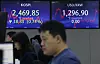 Screens in Hana Bank's trading room in central Seoul show the Kospi closing at 2,469.85 points on Friday, down 0.74 percent, or 18.33 points, from the previous trading session. [YONHAP]